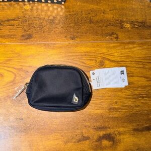 Lululemon Athletica Everywhere Belt Bag *Nano in Black & Gold